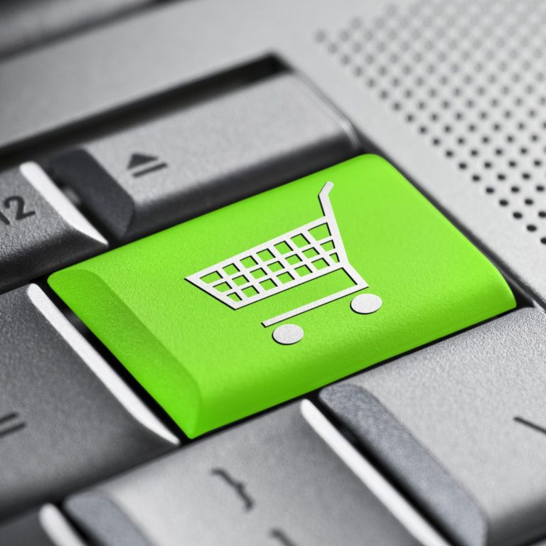 Comercio electrónico Imagen en la que se ve el teclado de un ordenador portátil, con una tecla en la que aparece dibujado un carrito de la compra.