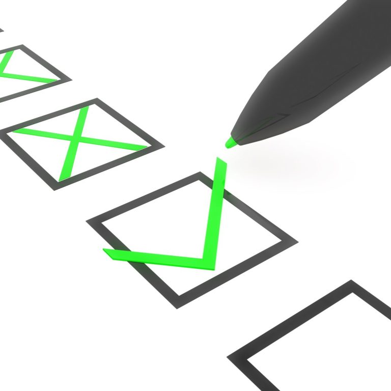 Estudios de mercado Imagen en la que se ve un bolígrafo y distintas cuadrículas de un formulario, algunas con una equis y otras con marcas de verificación.